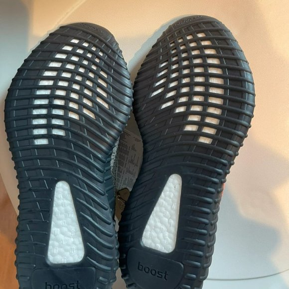 Yeezy 350 V2 Dark Beluga main image 4